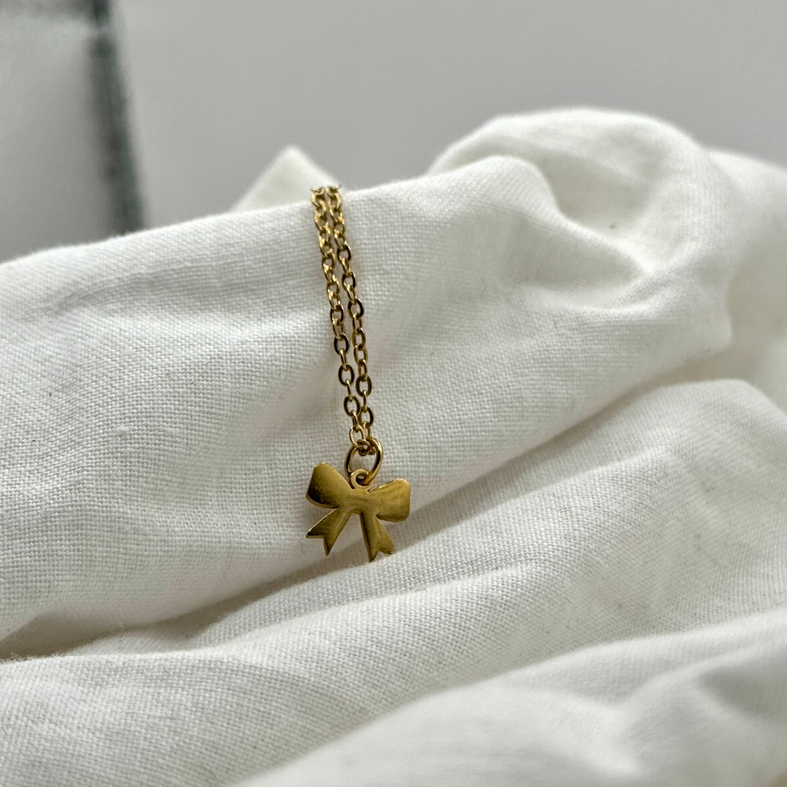 Elegance twist ~ Necklace with little bow tie