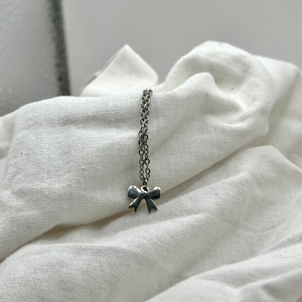 Eleganter Twist ~ Halskette mit kleiner Schleife